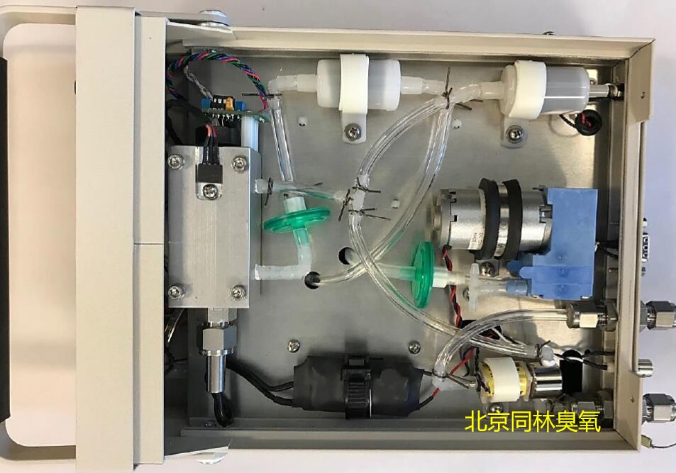 圖 2. 306 型的照片顯示瞭可以安裝針閥以增加出口流量或壓力的位置